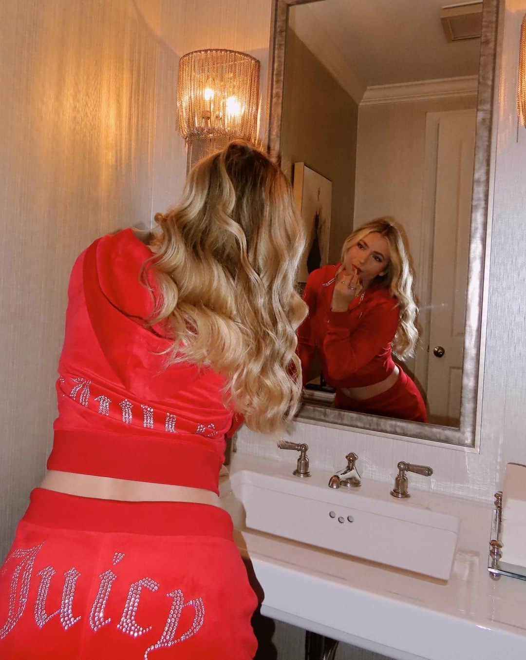 ジューシークチュールのインスタグラム：「Forever & always showing up extra to the holidays #JuicyCouture」