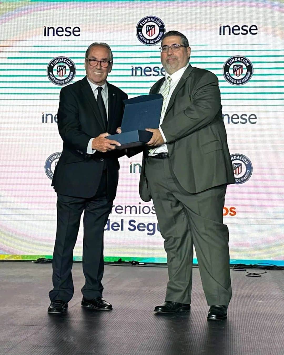 アトレティコ・マドリードのインスタグラム：「Nuestra campaña 'Hazte defensa contra el bullying', reconocida por los 'Premios Solidarios del Seguro' en la categoría ‘Iniciativa Solidaria y/o de Concienciación Social en las Redes Sociales’.  Seguimos trabajando duro para combatir y detener entre todos esta terrible lacra social.」