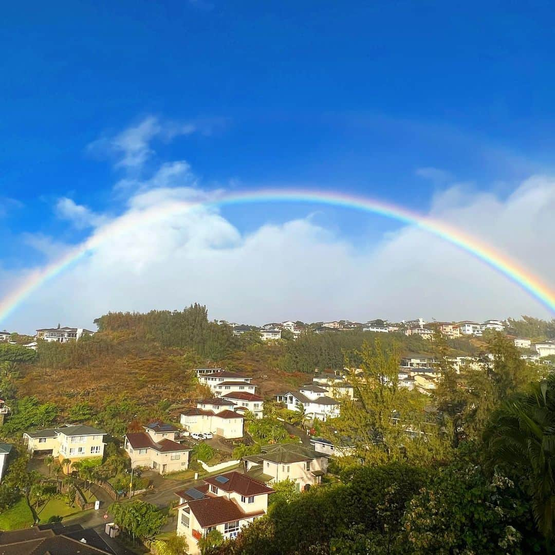 マキ・コニクソンのインスタグラム：「おはよう🌺 朝から虹ちゃまのオンパレード 🌈🌈🌈🌈🌈🌈  なんて幸先良い 1日の始まりなんだろう… だから、 ハッピーダボーレインボーのおすそ分け🌈🌈  今日は良い事あるの間違いなし。😊 ハッピーは回さなきゃ 自分にも回ってこないからね。  皆んなでハッピーの連鎖をしよう！🩷🩷  #エアハワイ🌺  #ハワイのおすそ分け🤙🏼  #ハッピーの連鎖 #幸先良いスタート」