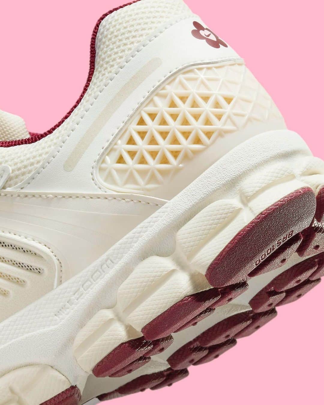 Nice Kicksさんのインスタグラム写真 - (Nice KicksInstagram)「A new Zoom Vomero 5 is being added to Nike’s upcoming Valentine’s Day collection dropping in early 2024 💕🌸 Are these a must cop? 👀 (h/t @houseofheat)」11月22日 4時50分 - nicekicks