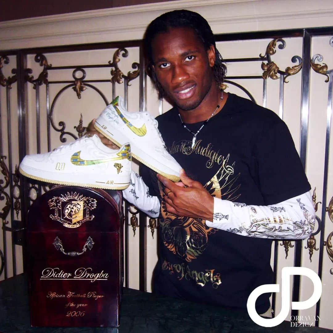 ディディエ・ドログバのインスタグラム：「21/11 certainly not a bad day, but the perfect one to celebrate 20 years of an extraordinary career !   And here, rare pics of the very 1st AFRICAN PLAYER OF THE YEAR Sneaker Art pack, made by @orravan_design in 2007, inspired by the traditional royal outfit worn during the trophy ceremony and to celebrate this special 2006 trophy.   #didierdrogba #africanplayeroftheyear #drogba #orravandesign #handmade #sneakart #AF1 #2006 #sneakerart #sneakerartpack #sneakerhistory #leselephants #ivorycoast #cotedivoire #gbagbade   📸 by @orravan_design, French fine Art shoes, since 2007.」