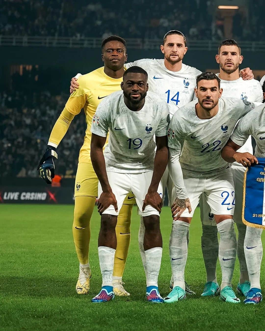 サッカー フランス代表チームのインスタグラム：「🗣️ 𝘼𝙇𝙇𝙀𝙕 𝙇𝙀𝙎 𝙂𝘼𝙍𝙎 ! 💪🇫🇷  #GREFRA | #FiersdetreBleus」