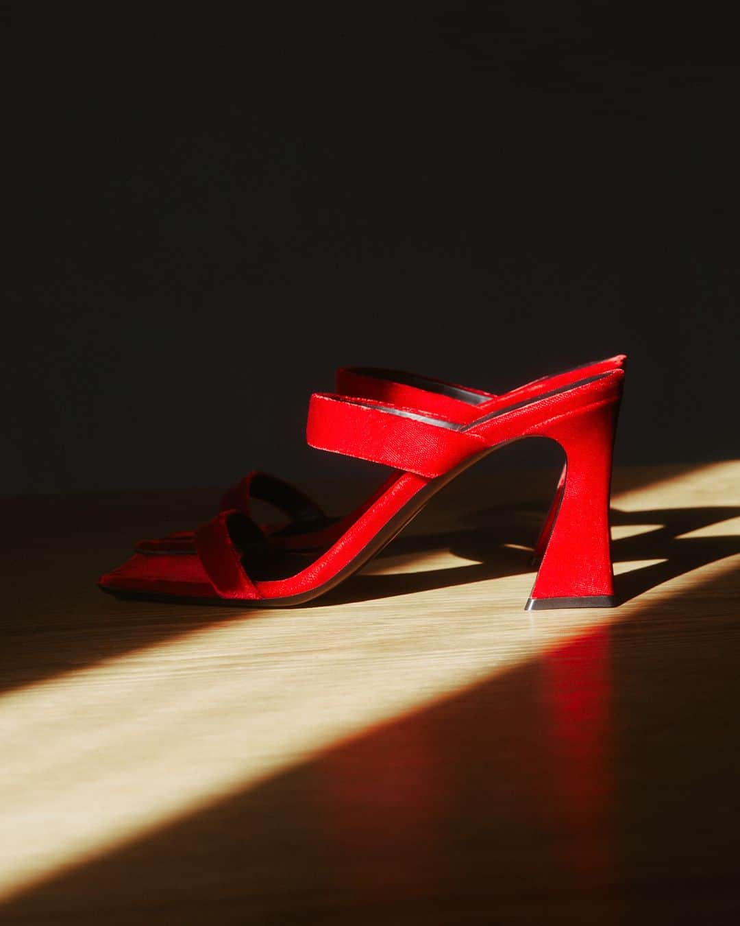 Giuseppe Zanotti Designのインスタグラム：「Glamour in the shadows. With her striking, sculpted shape and unforgettable shade of red, the season’s FLAMINIA is pure fire. #GiuseppeZanotti #GZFW23」