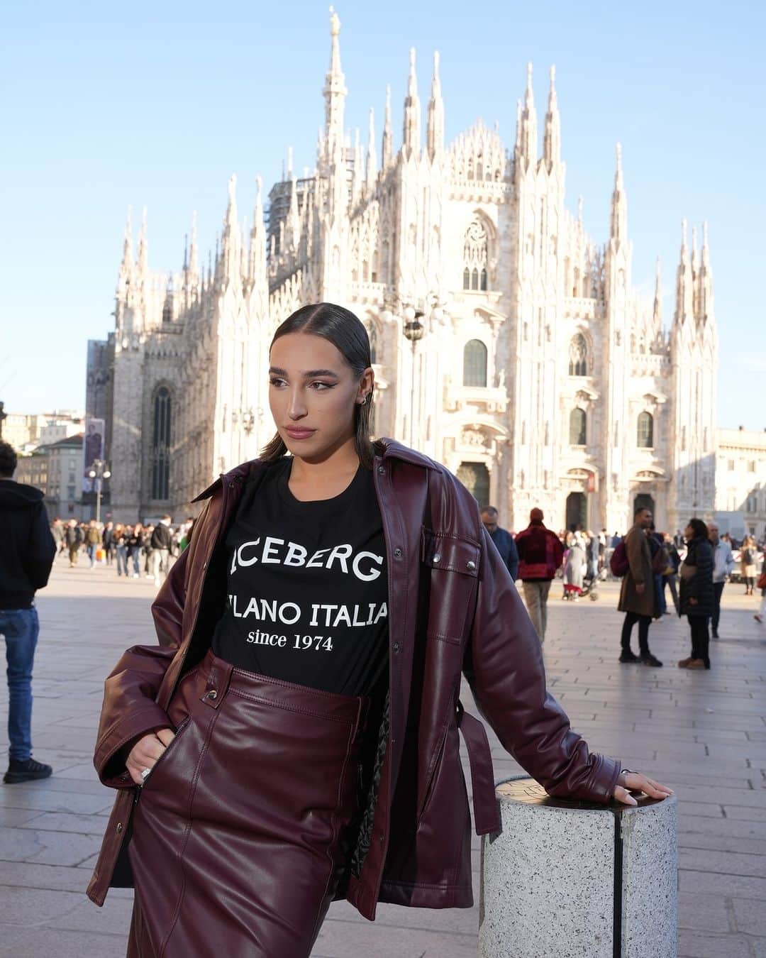 アイスバーグのインスタグラム：「Spot the city with ICEBERG MILANO ITALIA. @ginevramavilla wears the iconic T-shirt, woven from pure cotton goodness, perfectly styled with the burgundy co-ord set in eco-leather.  www.iceberg.com  #iceberg1974 #iceberg #icebergMilanoItalia #ginevramavilla」