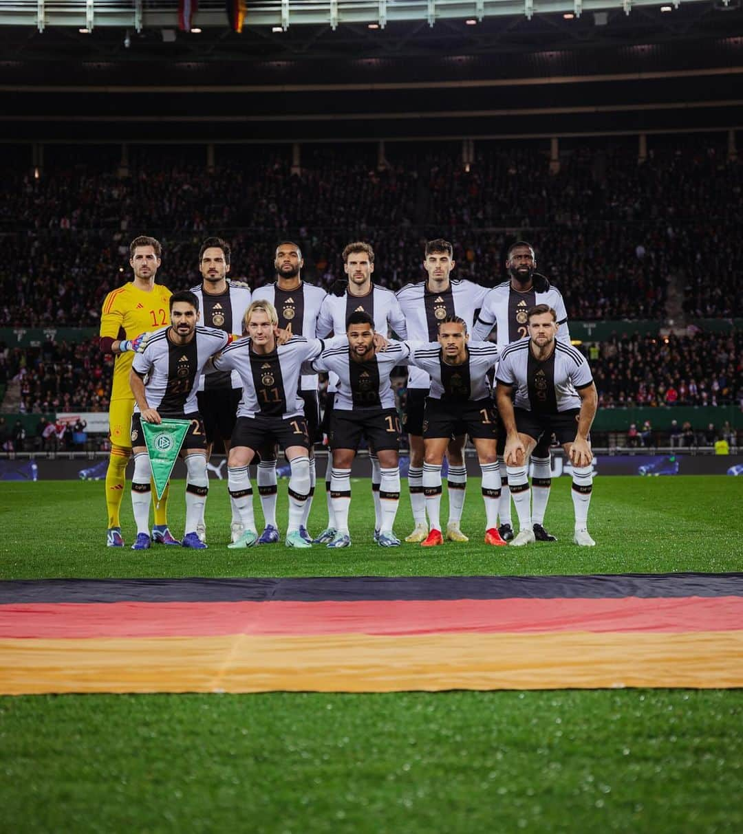 サッカー ドイツ代表チームのインスタグラム：「🖤❤️‍🔥💛  #dfbteam #AUTGER  📸 DFB/Philipp Reinhard」