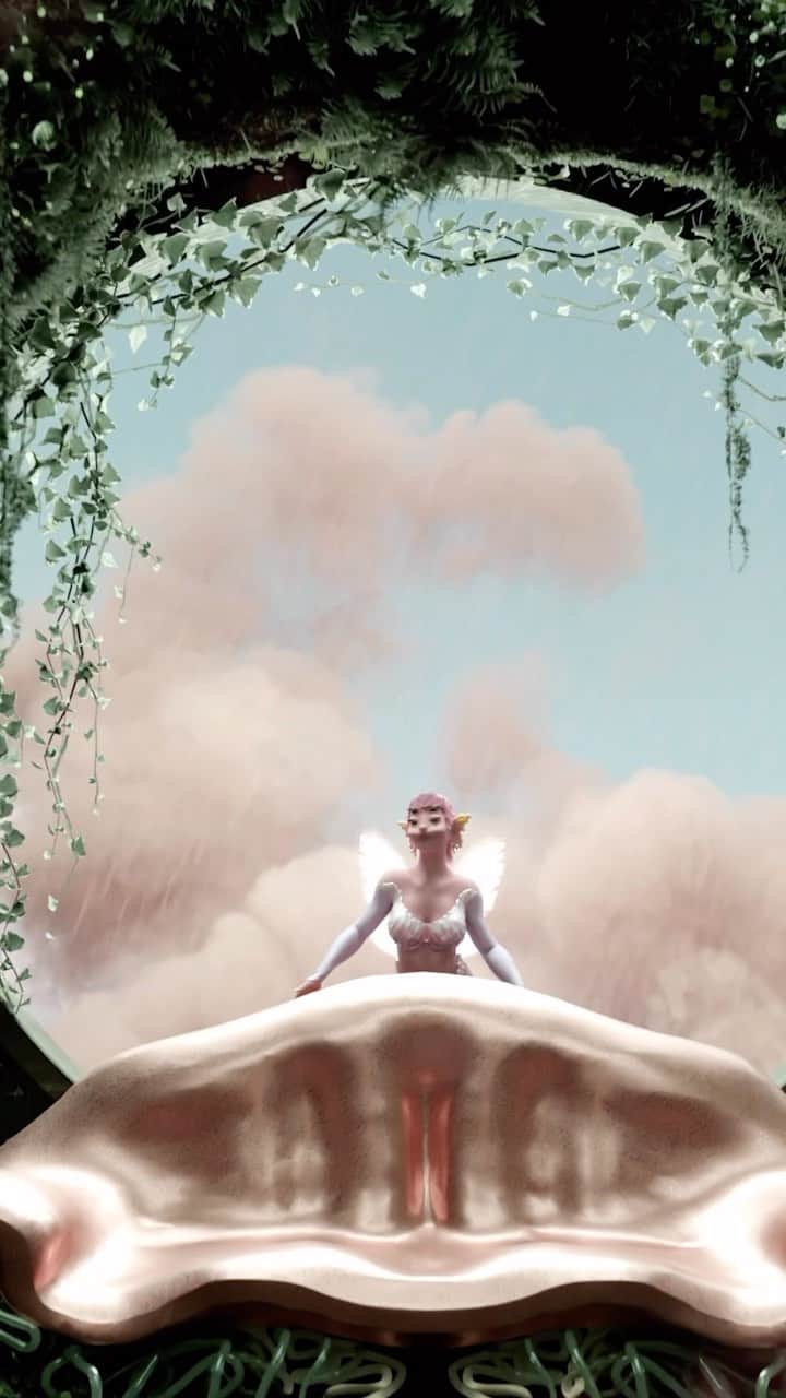 メラニー・マルティネスのインスタグラム：「EVIL VISUALIZER OUT NOW 🧚🤍 link in bio   Directed by me and @iamelijahdiaz 🤍」