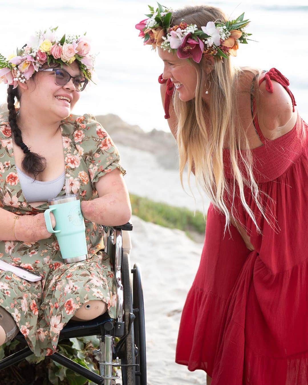 Bethany Hamiltonのインスタグラム：「Inspiring hope to overcome! This is a personal passion of mine and the mission of my non-profit, the @beautifullyflawedfoundation!  Many of you know my life verse is John 16:33 where Jesus says, “In the world you will have trouble. But take heart! I have overcome the world.” In the seasons of life where we experience challenges, hurdles, and pain, it’s so important to know and see that there is hope on the other side, that this is not the end of the story, and that overcoming is possible! 🙏🏼  This giving season, I’d love for you to consider making a donation to Beautifully Flawed to support their programs for young men and women with limb difference. Their life-impacting Beautifully Flawed retreats for women and Forge retreats for men are a time of healing, hope, and community for those who have gone through traumatic limb loss or were born with their limb difference.  Seeing the impact of these retreats on so many attendees’ lives has just been such a beautiful thing to be part of. It encourages me to want to continue moving forward in something that I’m already passionate about! A lot of the retreat takes them out of their comfort zone, so my hope is that they carry forward in life with an overcoming kind of attitude - to not hide in the background all the time just because of their limb difference and to be their beautiful selves. 🙌🏽❤️  Being a nonprofit, the Beautifully Flawed Foundation retreats are truly only possible because of the financial generosity, prayers, and support of you and the community! Their end-of-year fundraising goal is $70,000 - can you help them? If you’d like to give a tax-deductible donation or learn more about their programs, check out their website beautifullyflawedfoundation.com. Mahalo! #beautifullyflawedfoundation」