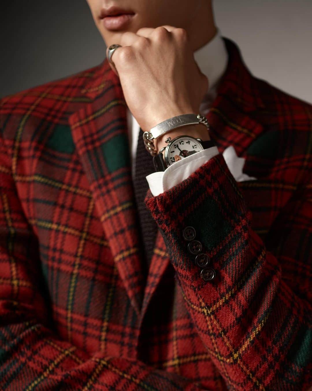 Polo Ralph Laurenさんのインスタグラム写真 - (Polo Ralph LaurenInstagram)「Peak lapels and heritage-inspired plaids lend signature #PoloRLStyle details to our latest formal #RLHoliday attire.  Shop men’s #PoloRalphLauren via the link in bio.」11月22日 5時04分 - poloralphlauren
