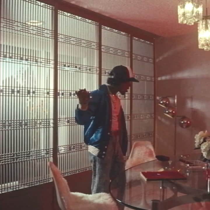 トリー･レーンズのインスタグラム：「“Lavender Sunflower” Video Out Now! #AloneAtPromDeluxe ☔️」