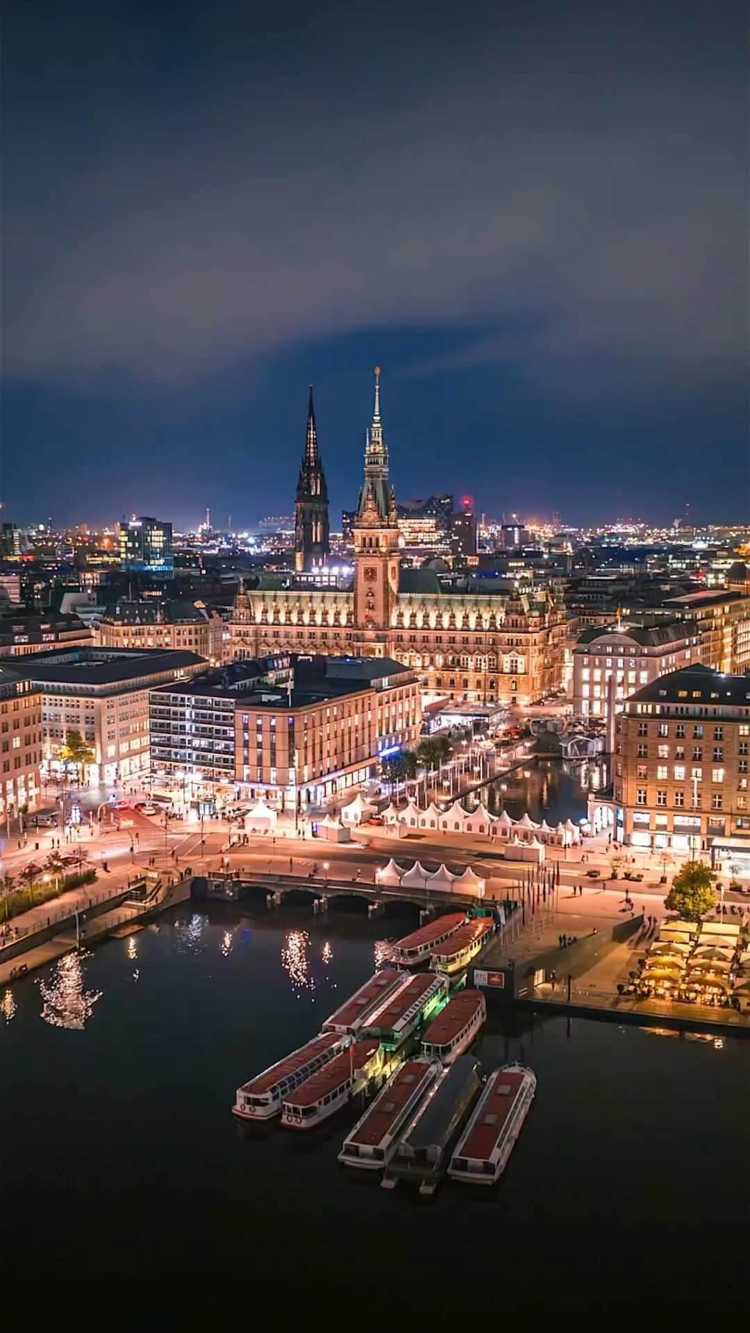 Instagramersのインスタグラム：「Enjoy Hamburg by night with @daynightphotography and @igerstube   German Unity Festival 2023 in Hamburg.  Every year on 3 October, Germany celebrates the fall of the Berlin Wall and the subsequent reunification of east and west.   Once two countries and one border. Now one country and borderless diversity.   ❤️ leave a like if you love Hamburg  🏷️ tag someone you‘d like to visit Hamburg with  #️⃣ share this reel in your story   📍City Hall, Hamburg, Germany 🇩🇪 🇩🇪  #igerstube #igers」