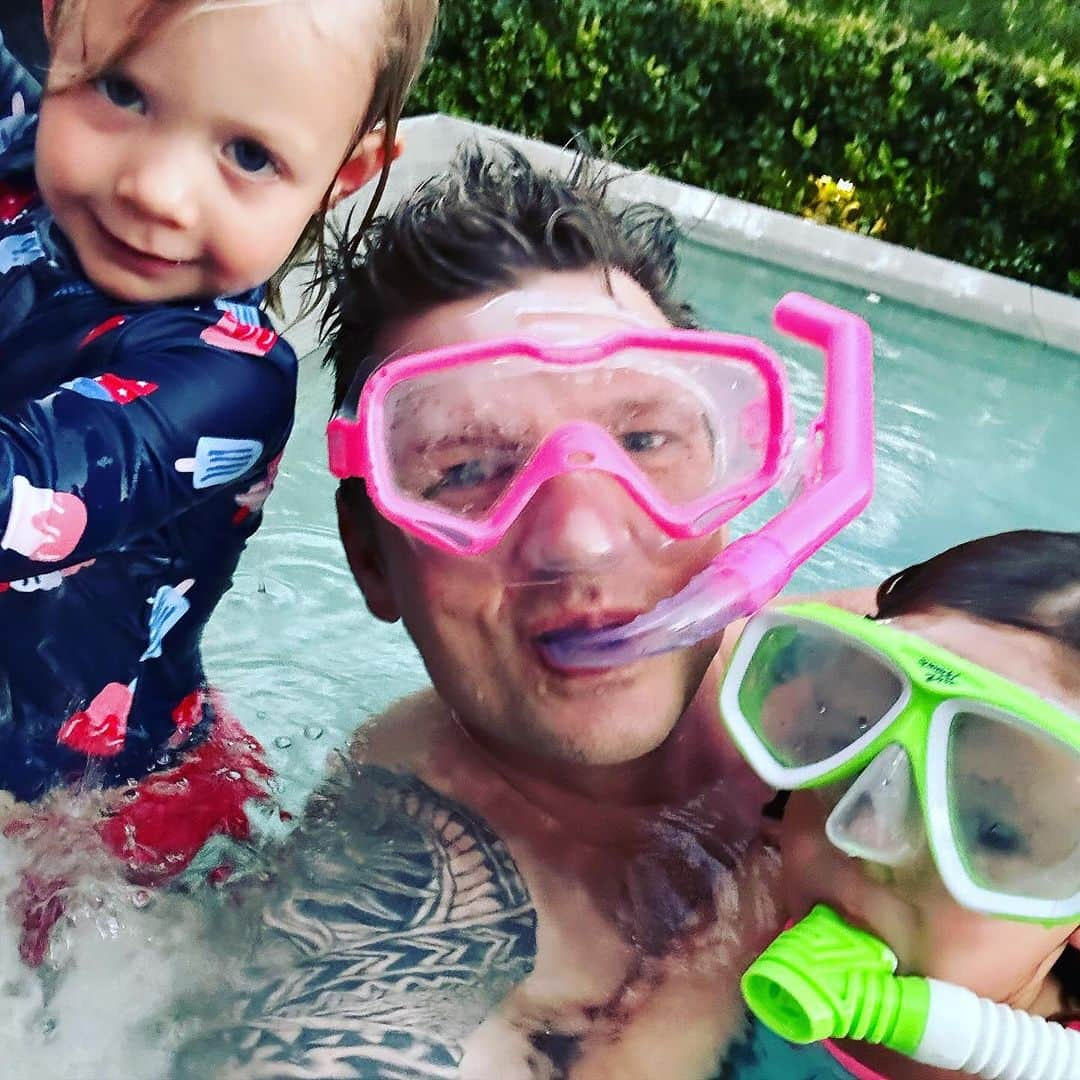 ニック・カーターさんのインスタグラム写真 - (ニック・カーターInstagram)「My girls make sure I always wear the pink mask 🥰」11月22日 5時09分 - nickcarter