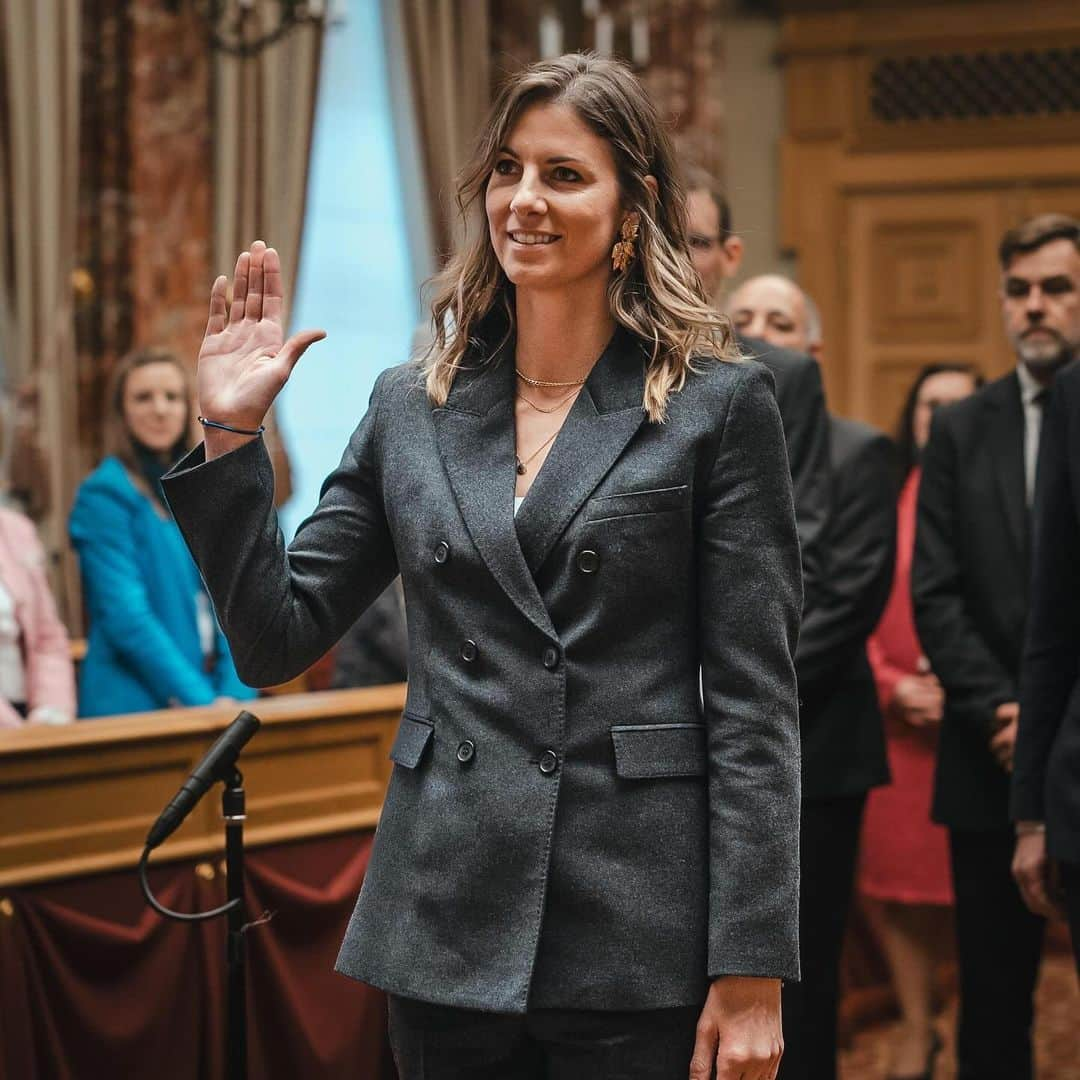 マンデイ・ミネラのインスタグラム：「Vereedegung haut an der Chambre des Députés. Merci fir äert Vertrauen.🙏 Aujourd'hui j’ai prêté serment à la Chambre des Députés. Merci pour votre confiance.🙏」