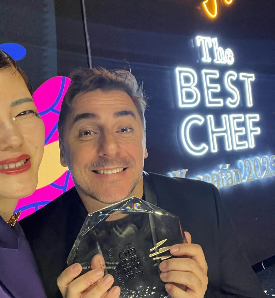 庄司夏子さんのインスタグラム写真 - (庄司夏子Instagram)「Omg ranked #29 in THE WORLD! I’m really really thankful to be awarded such a high number on my @thebestchefawards ranking😭 Because there were a lots of tough things past few years. My team @ete.restaurant worked very hard too .thank you so much for your support my guests and my families and best friends!!!!  The best chef で世界29位に選んでいただきました。この数年本当にスタッフには無理をお願いしてついてきてもらいましたし、スタッフの親御さんにも心配をかけたと思います。 結果と待遇で返すから信じてほしいと責任もって言い切っていたので、結果がでない日々だったり、正直どんなに信念を貫いてクリエイション発表をしていても差別される事もあり悔しくて悔しくて本当何度も泣きました。SNSで華やかに見える世界ですが果てしなく地道で、泥塗れで命懸けです。 このアワードは世界中のシェフにより選出された証なので頑張ってくれたスタッフ、親御さん方、イベントで予約やリスケを快く快諾して支えてくれたお客様方、また世界中でできたシェフの仲間たちに感謝しかありません。本当にありがとうございます。 引き続き精進してまいります。  Beautiful  outfit by @hanakomaeda @adeam」11月22日 5時23分 - natsuko.ete