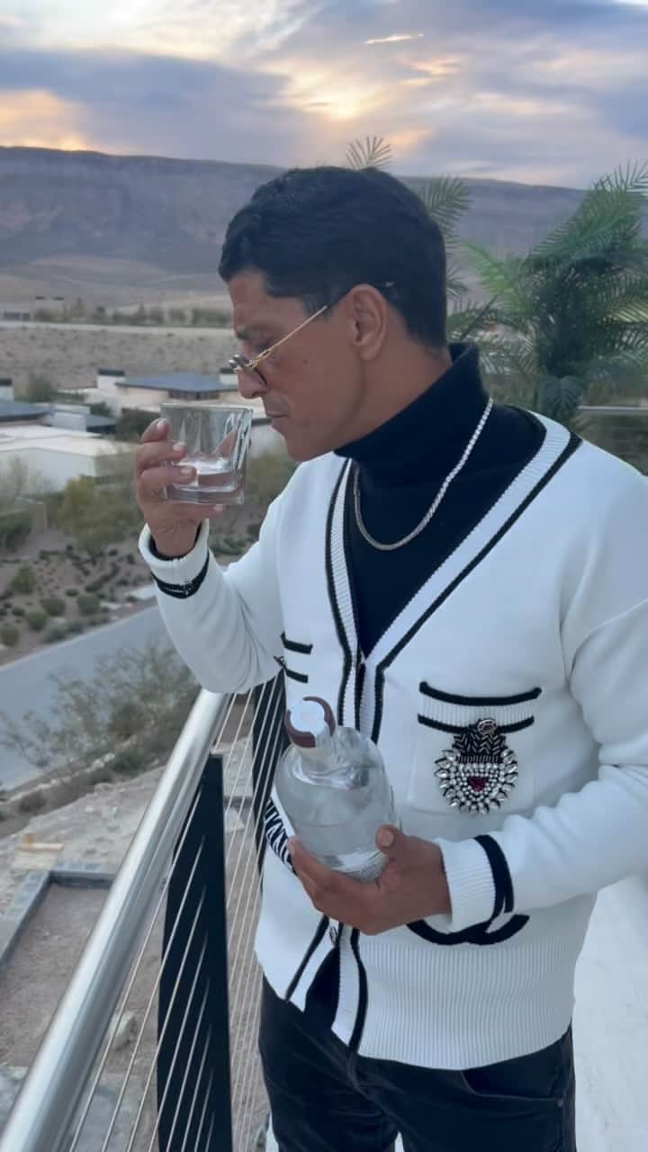 マーク・ウォールバーグのインスタグラム：「The #1 sipper 2023 @flechaazultequila 😎🔥🥃💯📈 #FlechaAzulPartner @saidtaghmaoui」