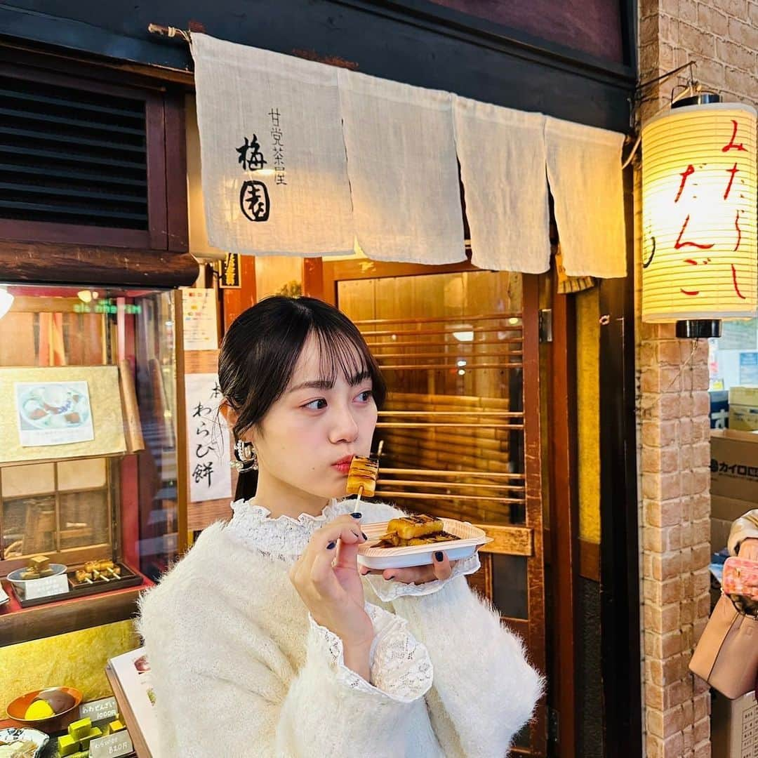 伊藤美来さんのインスタグラム写真 - (伊藤美来Instagram)「秋の京都へ🍡   紅葉名所とスイーツが楽しめるチケットを使って満喫してきました！   南禅寺の紅葉はこれから見頃なようで、もう既に赤く染まっているのもチラホラ🍁   東福寺はライトアップを観に！ 幻想的で別世界にいるようだった🍂🍃   スイーツチケットを使って お団子まで食べちゃった。   ゲットした限定カレンダーはどの写真も本当に美しい… 詳しくは「そうだ 京都、行こう。」のHPをチェック☑   みなさんも 秋の京都に是非足を運んでみては☺︎   #みくです☺︎  #PR  #そうだ京都行こう」11月21日 21時00分 - itomiku_official