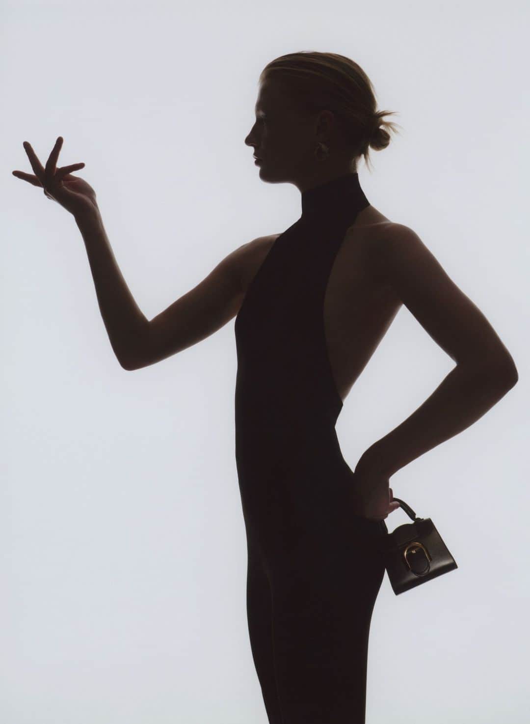 デルボーのインスタグラム：「Catch it if you can.⁣ ⁣ It’s the season of excitement and anticipation. Hold it in the palm of your hand with the Brillant Toy, a miniature version of Delvaux’s emblematic silhouette defined by its brass buckle and top handle. Sophisticated and compact, the Brillant Toy in Black Box Calf leather, is accented with a removeable gold chain strap that make it the perfect companion for a festive night out. ⁣ ⁣ #Delvaux.」