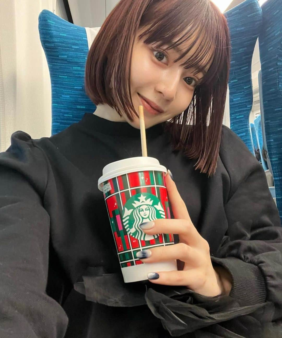 山崎江莉のインスタグラム：「🚄  Either on the way there/back, just changed the type of milk😅😅」