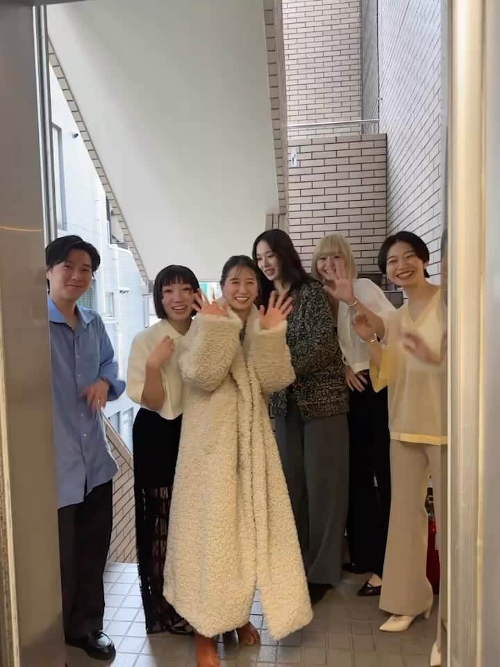 松本恵奈のインスタグラム：「展示会のお見送りの時の一コマ○ みんなでバイバイしすぎだよね。笑 平和🕊️ #clane #press」