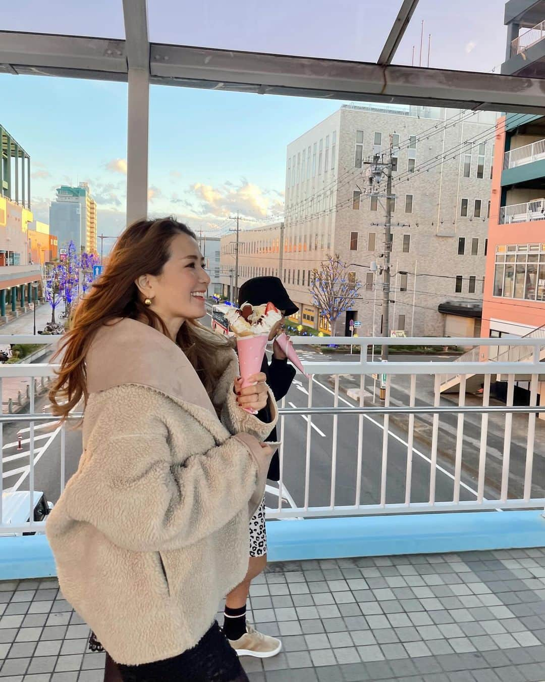 misatoのインスタグラム：「. 𝙊 𝙔𝘼 𝙏𝙎𝙐🧸🧁💘 ⁡ ⁡ クレープはドリプラのが一番美味しいと思ってる🤤🍫 ⁡ “生チョコスペシャル”に旦那の要望により ホイップ追加✨  スペシャルは通常の2倍ホイップなのに そこにホイップ追加だから、毎回店員さんに 「ホイップ3倍になるけど大丈夫ですか?」って 聞かれちゃう🫰🏼  クレープはミニブーケくらいの大きさになるから 流石に1人では食べきれず 毎回、旦那とシェア👨🏽‍🦱💐 ⁡ と言うか、⅔は旦那が食べてるよ🙌 クレープ大好きおじさん👨🏽‍🦱❤️‍🔥 ⁡ 生クリームいっぱいで嬉しそう🐣♡」