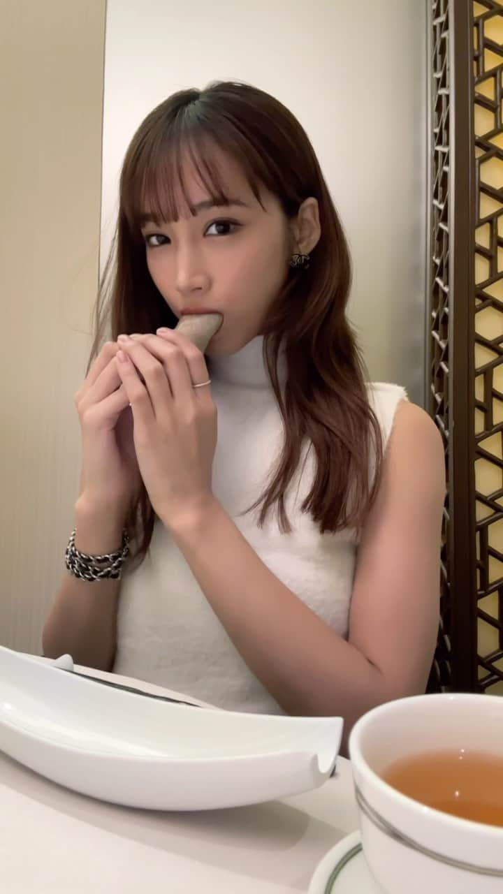 岡田サリオのインスタグラム：「もぐもぐもぐ何を食べてるでしょーか？🐼🇨🇳  ひとりっ子は、大好きな食べ物一番最後までとって置いちゃうよねえ」