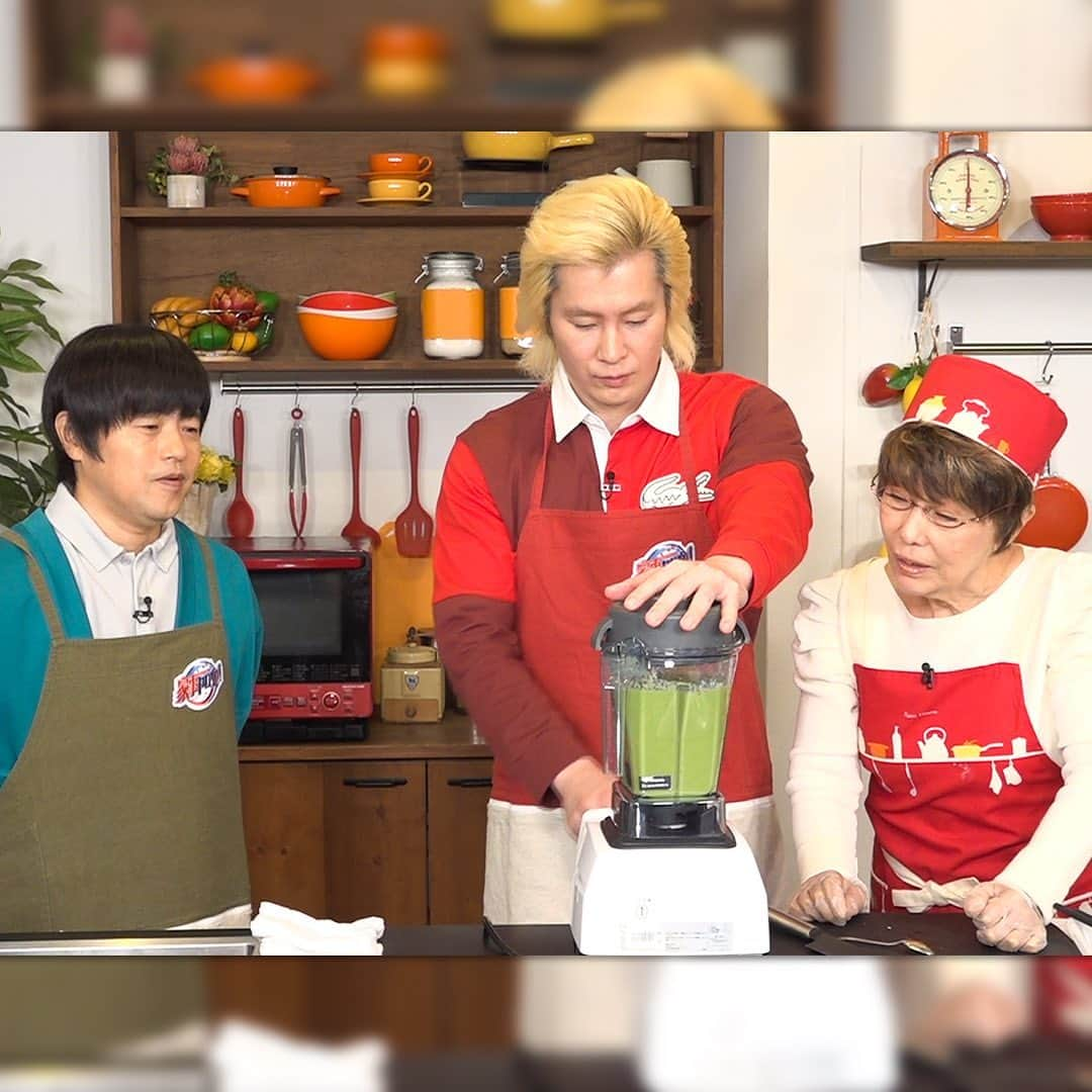 テレビ朝日「家事ヤロウ」さんのインスタグラム写真 - (テレビ朝日「家事ヤロウ」Instagram)「特製野菜ジュース（4人前）   ①小松菜3株、バナナ1本、ピーマン1個、にんじん1/2本、りんご1/2個、キャベツ2枚と芯の部分、セロリの葉付き10センチ分、ヨーグルト⅓パック（200g）、はちみつ大さじ1をミキサーに入れる   ②撹拌してドロドロになったら完成！   ★キャベツ、リンゴは芯ごと入れる ★バナナはよく洗って皮ごと入れる ★ピーマンはヘタも種も全部入れる ★にんじんは洗って皮ごと入れる」11月21日 20時26分 - kajiyarou