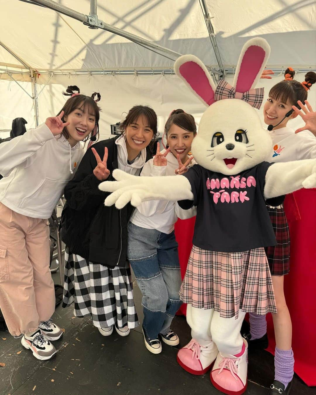 赤崎夏実さんのインスタグラム写真 - (赤崎夏実Instagram)「すきすきすーき‼︎ めざめちゃん🐰 おは朝ファミリー👪  #おはよう朝日です #おはパー2023」11月21日 20時26分 - natsumi_akazaki