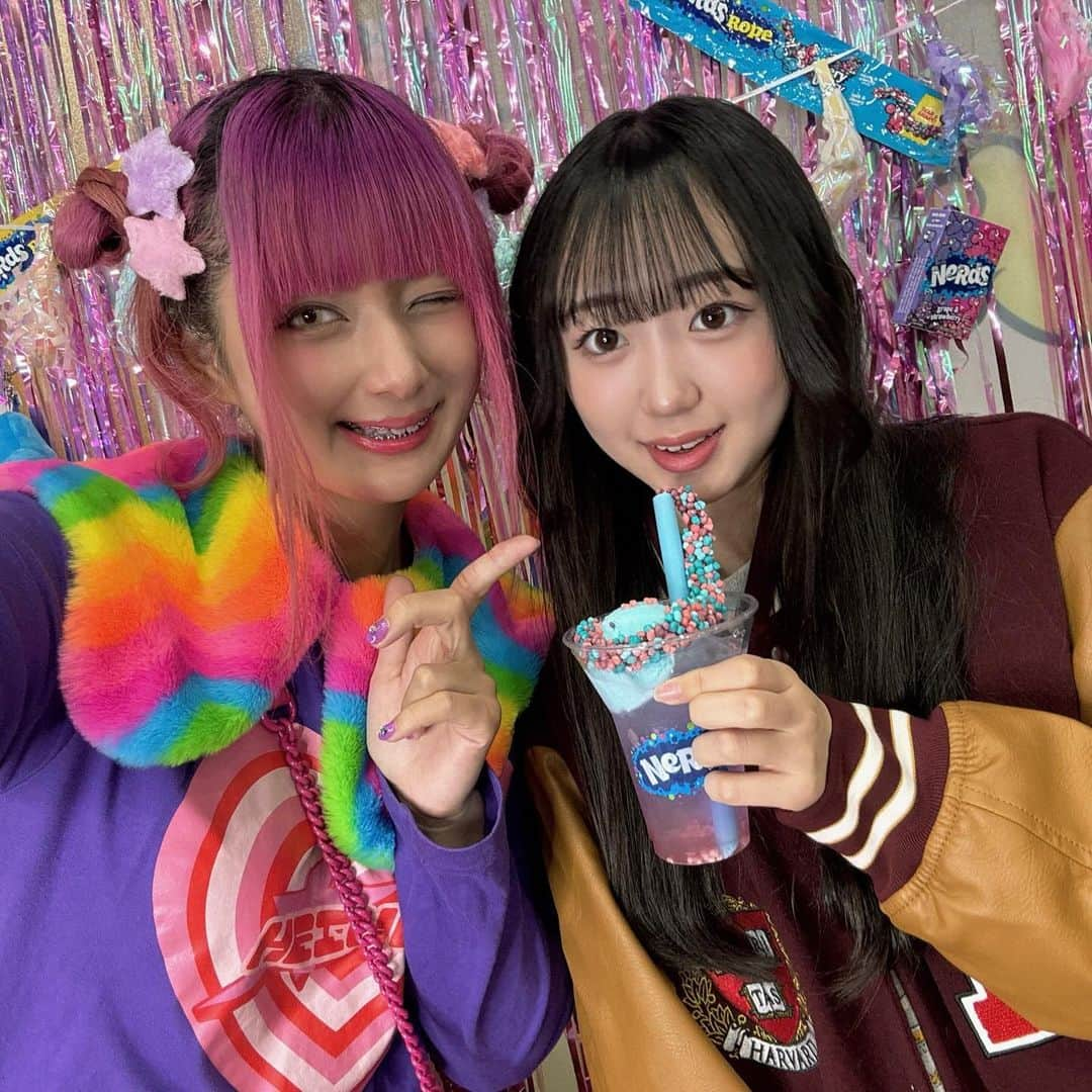 ももかさんのインスタグラム写真 - (ももかInstagram)「🩷💕💗 今、原宿で期間限定でオープンしてる NeRds Cafeに行ってきたよ😽✌🏻 • さすがしなこちゃんプロデュースってだけあって どのメニューも映えてて可愛くて味も最高だった😮‍💨🩷 • 12月15日までの期間限定なので 絶対行くべし💁‍♀️ • #nerdscafe #原宿 #原宿カフェ」11月21日 20時26分 - momoka_ch