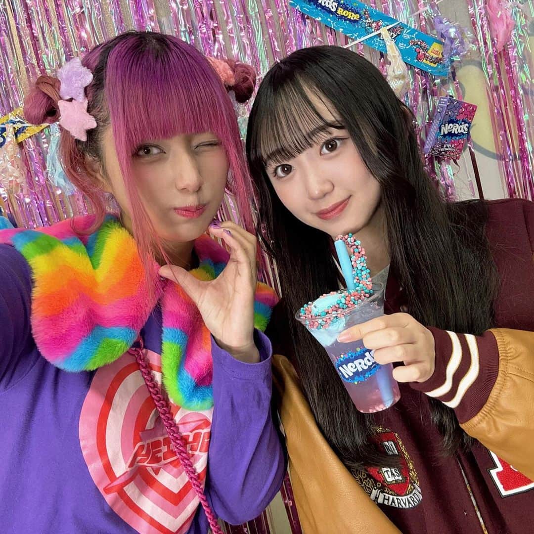 ももかのインスタグラム：「🩷💕💗 今、原宿で期間限定でオープンしてる NeRds Cafeに行ってきたよ😽✌🏻 • さすがしなこちゃんプロデュースってだけあって どのメニューも映えてて可愛くて味も最高だった😮‍💨🩷 • 12月15日までの期間限定なので 絶対行くべし💁‍♀️ • #nerdscafe #原宿 #原宿カフェ」