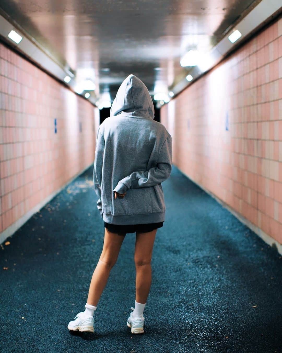 佐藤乃莉のインスタグラム：「佐藤と遊びたい人  この指とーまれ☝️  って小さい頃してませんでした？  Photographer: @55sasaki   #photography #pic#写真#パーカー」