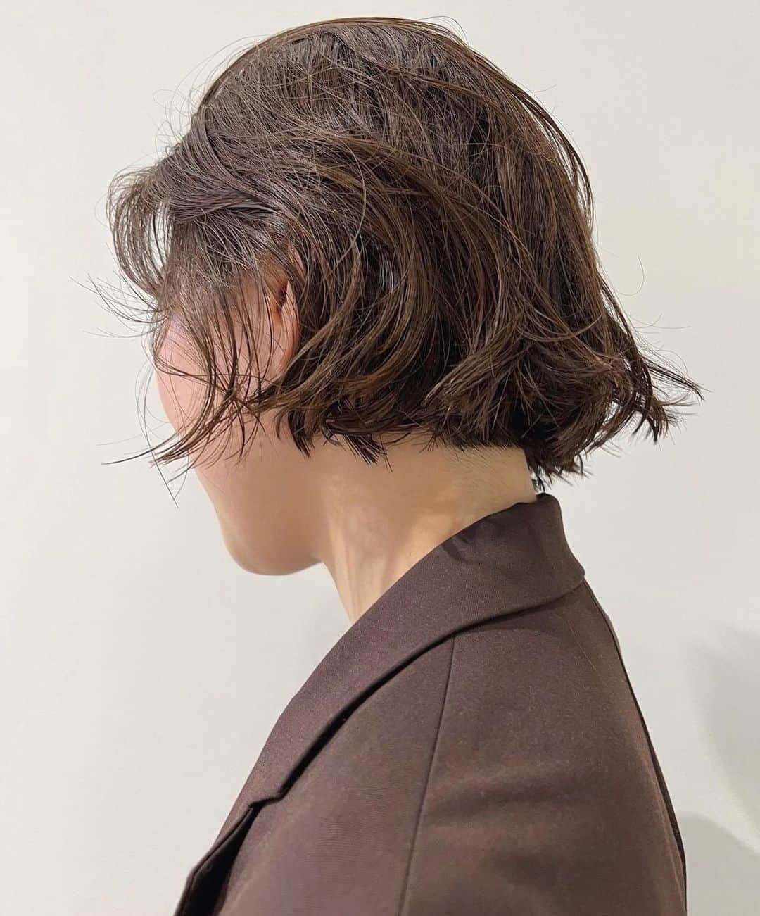 nanukのインスタグラム：「bob line & just color . hair/ @moe_nanuk  . #guestnanuk . #ボブパーマ#パーマボブ#パーマ#パーマヘア#パーマスタイル#パーマカラー#くるくるパーマ#ニュアンスパーマ#スパイラルパーマ#ウェーブパーマ#簡単ヘアアレンジ#ヘアアレンジ #ボブヘア#ボブヘアー#外ハネボブ#ボブアレンジ#ボブカット#前下がりボブ#切りっぱなしボブ#ワンレンボブ#簡単ヘアアレンジ#渋谷美容室」