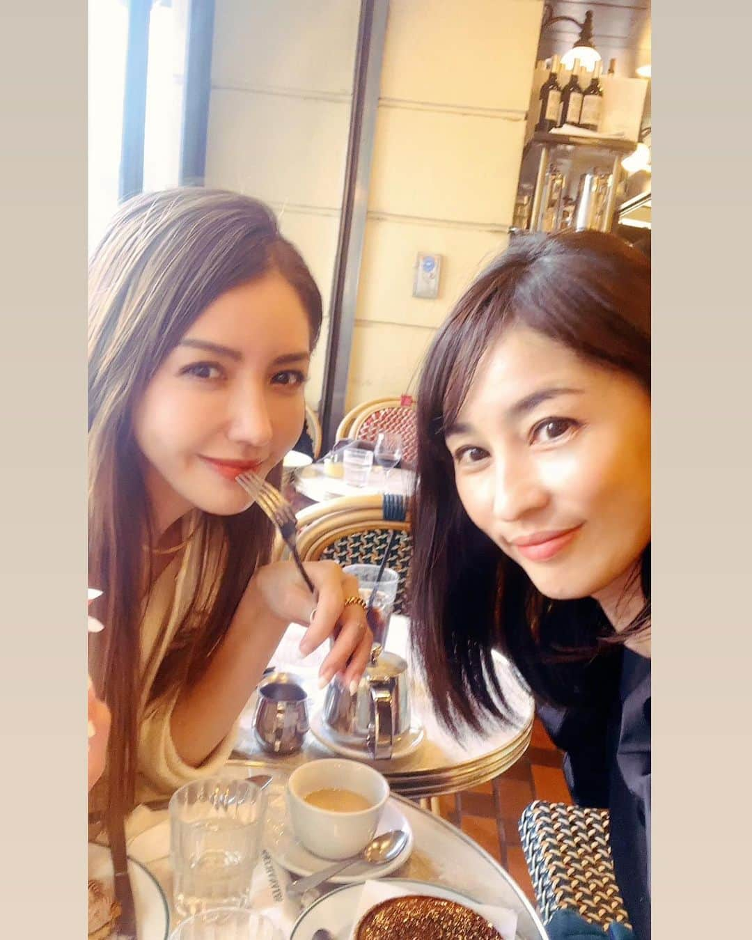 美香さんのインスタグラム写真 - (美香Instagram)「20代の頃。 仲が良すぎて双子のように生きてきた私たち。大きなケンカをしたわけではないのだけれど、10年ぐらい会えずにいたね。30代になりお互いの生き方が変わってしまったこともあったのかな。 読者の皆さんからもふたりはもう会わないの？とたくさんの声をずっとずっといただいていましたね。 ご心配おかけ致しました。  SONOMI＆美香　復活です💖  10年ぶりとは思えない マシンガントークで、お鮨の後に ケーキまで食べに行きました。 多分前世で私たち夫婦か何かだったんだろねってそのみが言ってるのを聞いて、なんとなくわかる気がしました。  縁がある人とは やっぱりまた繋がる。 大切にまた育んでいきたいです。 そのみ、改めてよろしくね💖  @iam_sonomi_official」11月21日 20時28分 - mikaofficial99