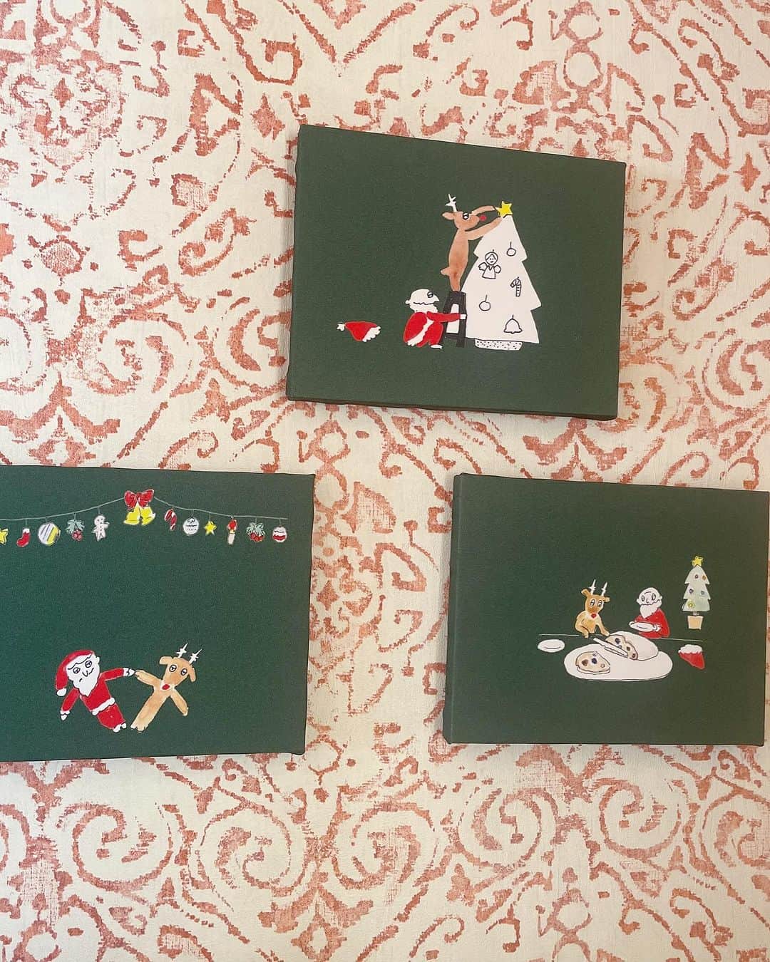 ハルペイさんのインスタグラム写真 - (ハルペイInstagram)「先日ちらりとお知らせしたグループ展に持って行く予定のファブリックパネル✨✨✨ なかなかかわいい😍🩷  12月最初の金曜土曜日曜日だけの開催だけど、鎌倉にぷらりとお越しください☺️✨  🎄🎄🎄🎄🎄🎄🎄🎄🎄 「いろどりのクリスマス」 12/1(金）〜3日(日) 11:00~17:30 最終日16時まで D&D Kamakura Gallery (和室ギャラリールーム）  @dope_and_drakkar  鎌倉市扇ガ谷1−8−3  ❤️ご一緒する方々❤️  Tsumi-Kusa  @sumire_flower  想いのある花、季節の花を集めてアートフラワーで花束にしています。  いいちづこ 小さな人形を作って40年、個展やグループ展で発表しています。  Chi-yan @chi_yan_glass_lmb   卓上の酸素バナーで製作したガラスアクセサリー 硬質ガラスの透明感を大切にひとつひとつ手作りしています。 ✨✨✨✨✨✨✨✨✨✨  #鎌倉#鎌倉散歩 #クリスマス雑貨  #kamakura」11月21日 20時28分 - harupeipei