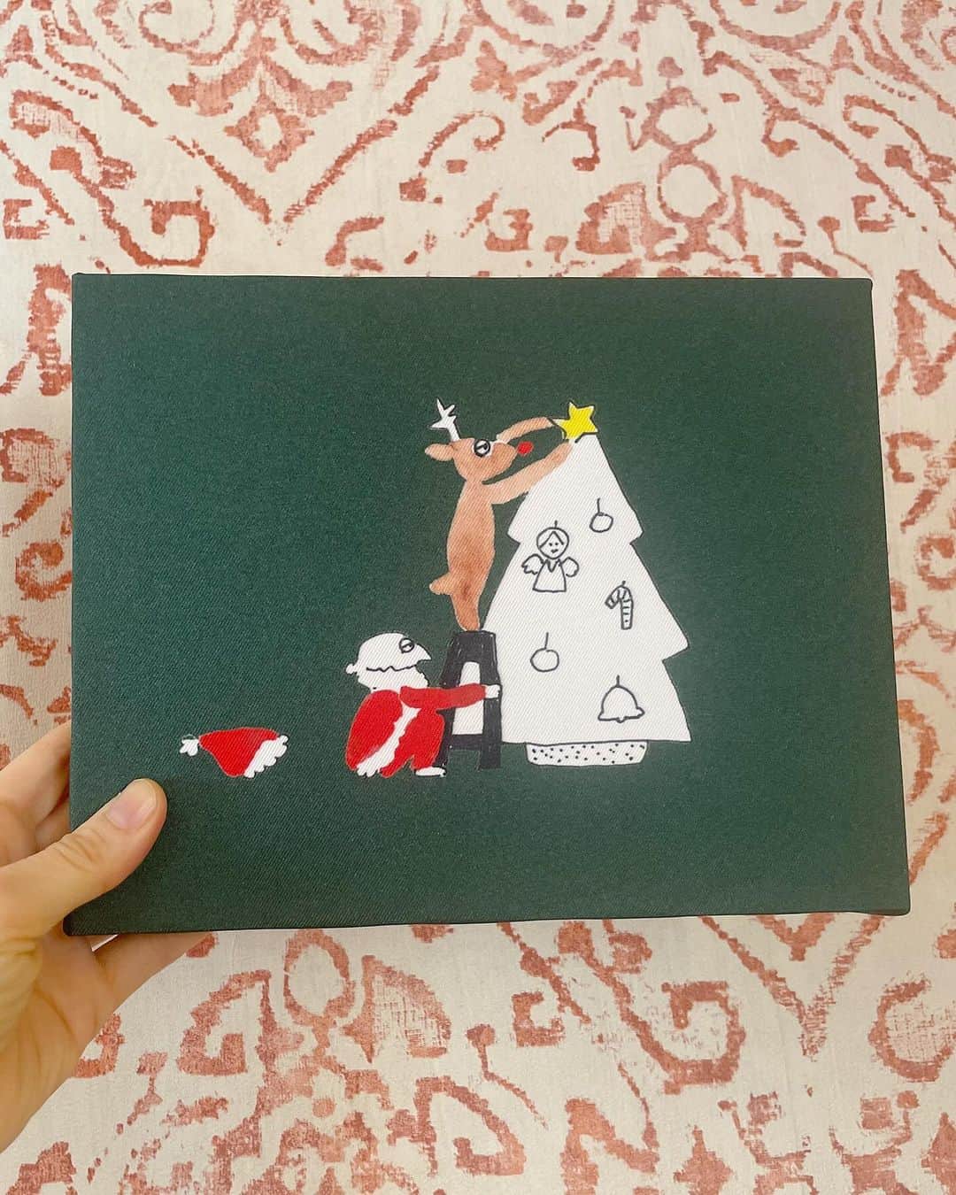 ハルペイさんのインスタグラム写真 - (ハルペイInstagram)「先日ちらりとお知らせしたグループ展に持って行く予定のファブリックパネル✨✨✨ なかなかかわいい😍🩷  12月最初の金曜土曜日曜日だけの開催だけど、鎌倉にぷらりとお越しください☺️✨  🎄🎄🎄🎄🎄🎄🎄🎄🎄 「いろどりのクリスマス」 12/1(金）〜3日(日) 11:00~17:30 最終日16時まで D&D Kamakura Gallery (和室ギャラリールーム）  @dope_and_drakkar  鎌倉市扇ガ谷1−8−3  ❤️ご一緒する方々❤️  Tsumi-Kusa  @sumire_flower  想いのある花、季節の花を集めてアートフラワーで花束にしています。  いいちづこ 小さな人形を作って40年、個展やグループ展で発表しています。  Chi-yan @chi_yan_glass_lmb   卓上の酸素バナーで製作したガラスアクセサリー 硬質ガラスの透明感を大切にひとつひとつ手作りしています。 ✨✨✨✨✨✨✨✨✨✨  #鎌倉#鎌倉散歩 #クリスマス雑貨  #kamakura」11月21日 20時28分 - harupeipei
