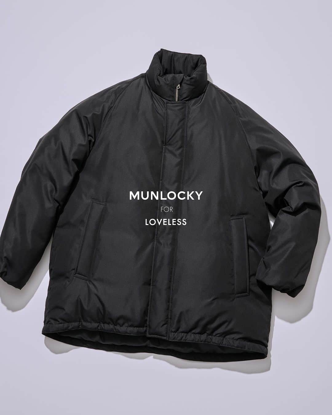 LOVELESS/GUILD PRIME 公式アカウントのインスタグラム：「『MUNLOCKY for LOVELESS』 「ブリティッシュ」「ミリタリー」を再解釈した23AWシーズンのラブレス。 ラブレス青山/ニュウマン横浜/天神には今シーズンのムードにぴったりなダウンジャケットが登場しています。  ユニセックスライン「MACKINTOSH PHILOSOPHY “GREY LABEL”（マッキントッシュ フィロソフィー　“グレーラベル”）のミリタリーブルゾン「MUNLOCKY/マンロッキー」にラブレスが別注オーダー。 定番の黒に加え、ラブレスらしくクリーンな赤と白のカラー展開も。 ファスナーの引手にはラブレスのロゴの刻印が。  ノンコーティングのナチュラルな風合いと、高密度でクリアな表面感。やや薄手で軽くソフトな肌触りは取り回しし易く、ワードローブで活躍間違いなしの一着です。  【MACKINTOSH PHILOSOPHY “GREY LABEL”】 @mackintoshphilosophy   「マッキントッシュ フィロソフィー “グレーラベル”」は、“男女でシェアできるユニセックスのアウターウエアや、同じ柄を使った男女それぞれのアイテムなど、ユニセックスなムードの軽やかなコレクション” をコンセプトとしています。英国を代表する老舗ブランド、マッキントッシュのモノづくりの精神を受け継いだ「マッキントッシュ フィロソフィー」のブリティッシュな雰囲気に、トレンドを程よく取り入れたユニセックスなカジュアルウェアを提案しています。」