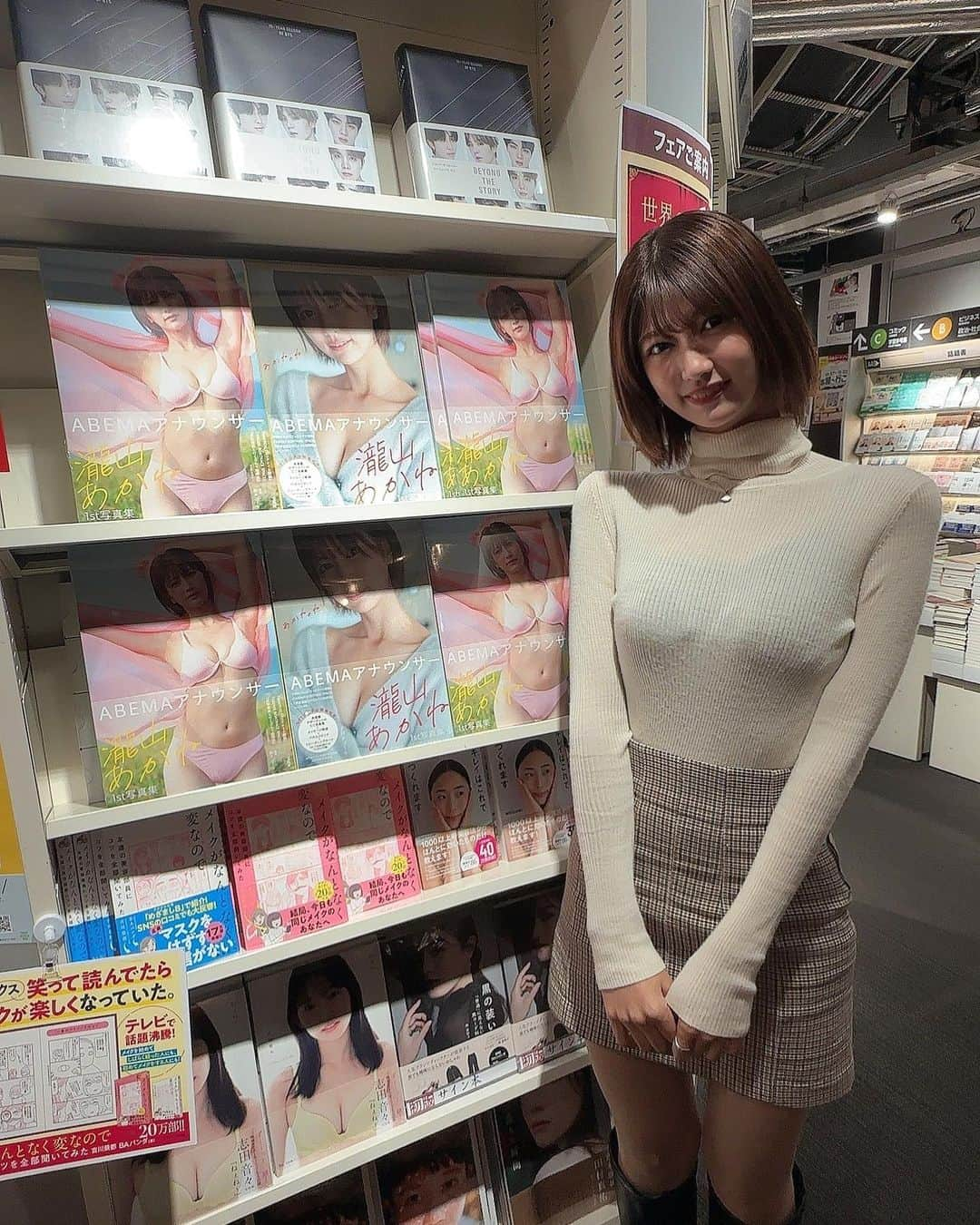 瀧山あかねのインスタグラム：「いよいよ明日11/22(水)、写真集発売となります！  所謂、フラゲ日となる今日すでに 書店さんによっては並んでいるところもあるようで この光景は流石にぐっときました...! (写真の許可は得ています)  情報解禁からここまであっという間のような長かったような 本番はここからですが!!発売日を迎えられてホッとしています。  私は会社員なので、マネージャーさんがいるわけではないため 色んなことを決めたり、調整したりと裏方業務も沢山！ むしろ撮影よりそっちの方が記憶には沢山あります。笑 なので本当に明日を迎えられることの幸せを感じております。  沢山の方の手元に渡りますように。 そしてイベントは大盛況しますように。 まだまだ不安は沢山ですが、引き続きよろしくお願いします！！  Amazonなどのネットでも引き続き買えますし 11/25(土)のお渡し会イベントの受付も行っていますので、Instagramストーリーをご覧ください🙇  #写真集　#発売日」