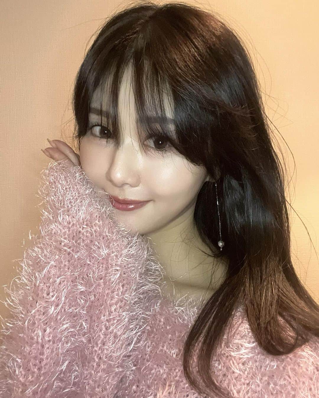 一木美里のインスタグラム：「new hair💇‍♀️❄️🤍🤍🤍  #hairstyle#winterfashion#冬ヘア#nanaloness」