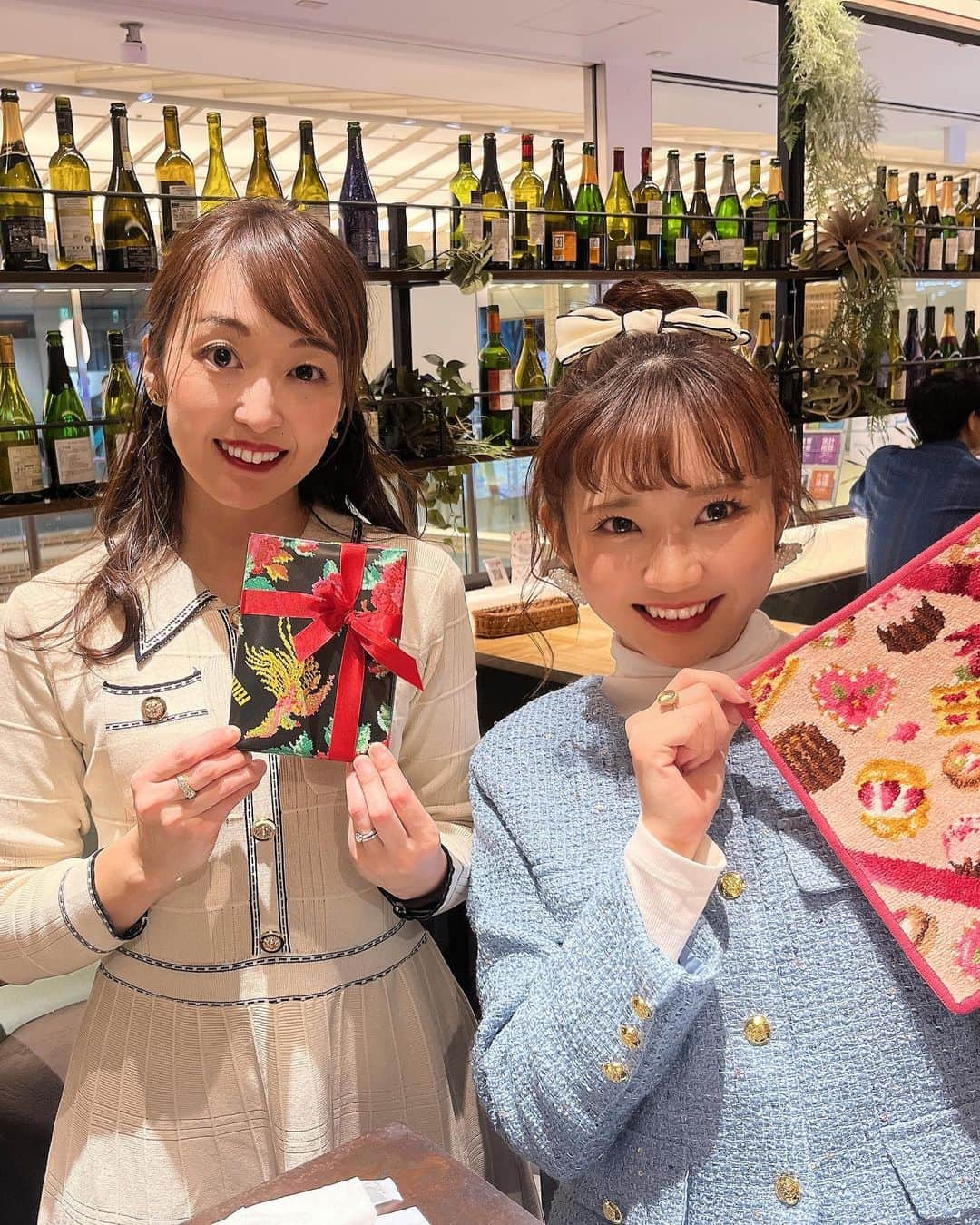 Madoka Yamamotoさんのインスタグラム写真 - (Madoka YamamotoInstagram)「お姉ちゃんと３人で🍾今日お祝いしてくれるしお礼にフェイラーでプレゼント買ってこーって集合前急いで用意したら同じこと考えててフェイラー交換会になりました🎀この日12時からずっと飲んでいた🍷 ・ ・ #フェイラー#三姉妹」11月21日 20時39分 - madochosu