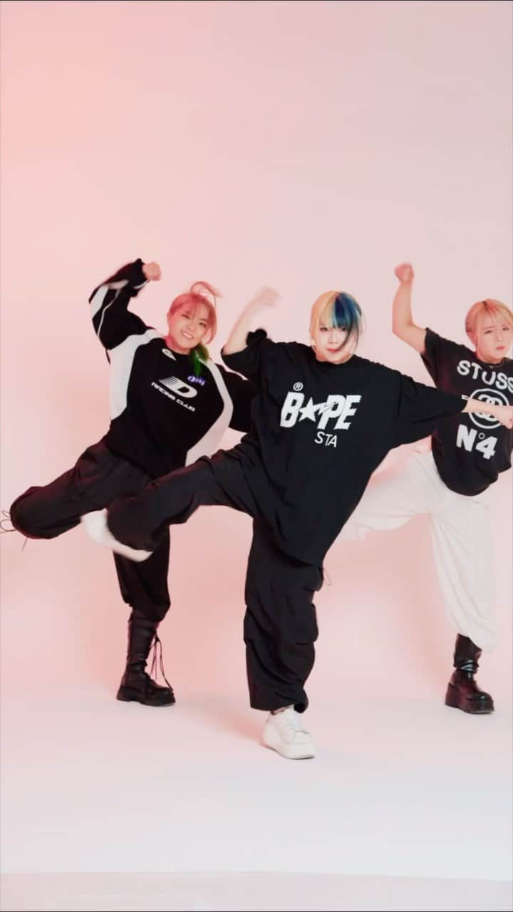 Chegoのインスタグラム：「Stray Kids - MEGAVERSE Dance Cover @Stray Kids @haruka(チェゴ) @kotone(チェゴ) @maho (チェゴ)   #straykids #megaverse #megaversechallenge #kpopdancecover #reels #안무 #안무영상」