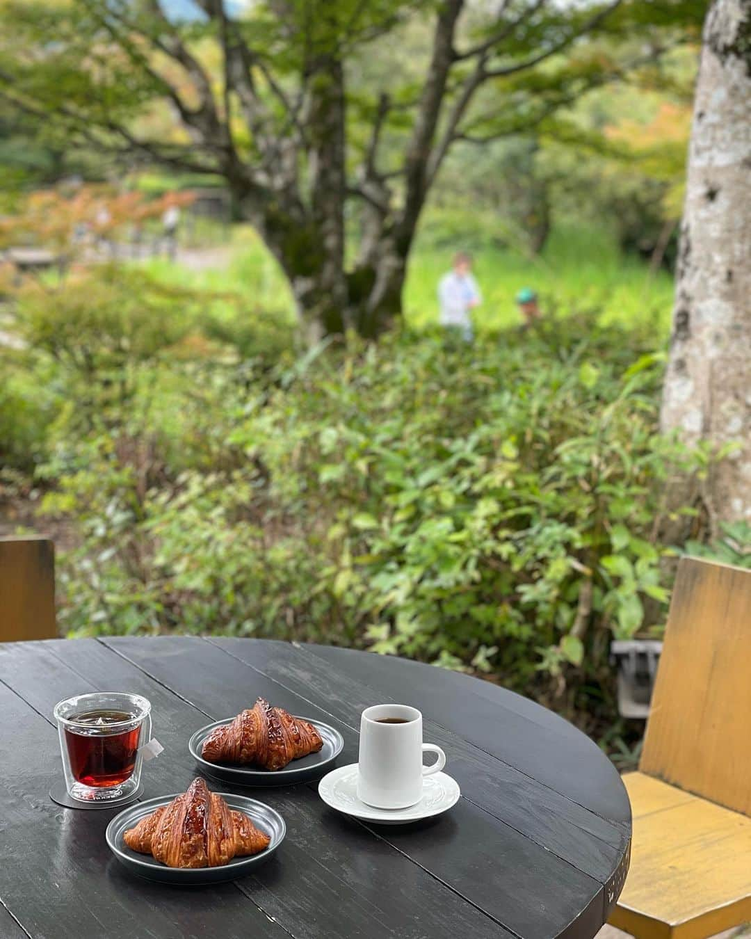 川本彩さんのインスタグラム写真 - (川本彩Instagram)「金鱗湖をお散歩して、お腹を空かせてモーニング🍽️☀️ テラス席は少し肌寒かったけど空気が澄んでいて何だがすごくリフレッシュできました🌿🪵 お店でみんな食べてたクロワッサンはサクフワでした♡ #cafelaruche #大分観光 #大分グルメ #大分モーニング #金鱗湖 #テラスカフェ #湯布院グルメ」11月21日 20時39分 - aya_kawamoto