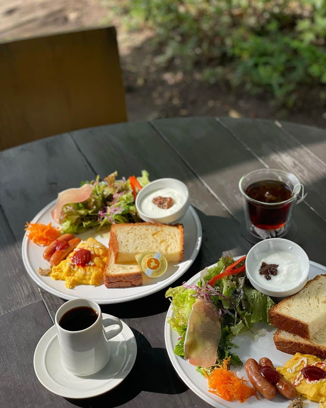 川本彩のインスタグラム：「金鱗湖をお散歩して、お腹を空かせてモーニング🍽️☀️ テラス席は少し肌寒かったけど空気が澄んでいて何だがすごくリフレッシュできました🌿🪵 お店でみんな食べてたクロワッサンはサクフワでした♡ #cafelaruche #大分観光 #大分グルメ #大分モーニング #金鱗湖 #テラスカフェ #湯布院グルメ」