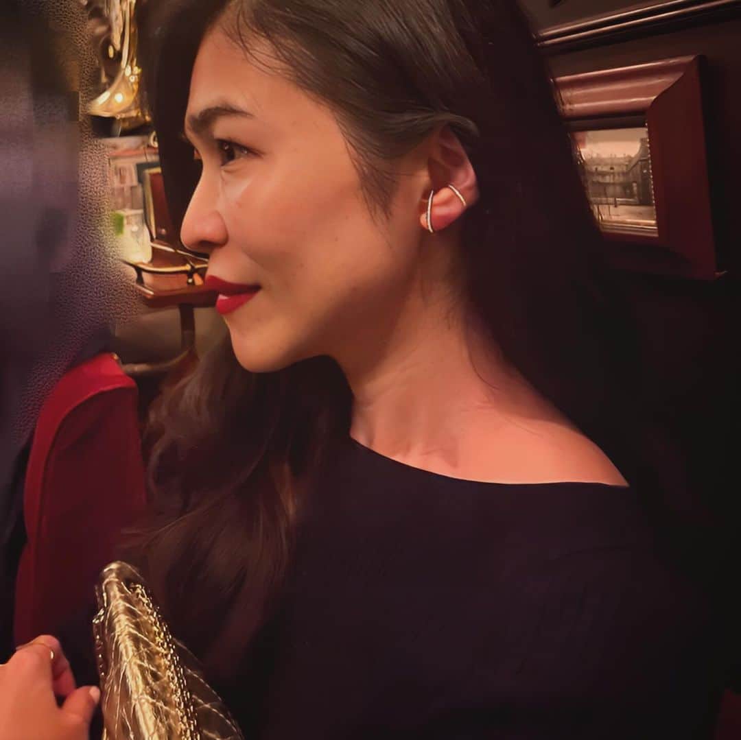 辻直子のインスタグラム：「#earcuff#diamond#rockandroll🎧 #楽しくてたまげた夜♡  ここ数年アレルギーでピアスがあんまりつけられなくなってしまったので🥲  いっつもイヤーカフを探してます🕵🏻  やっぱりシンプルで程よいバランスのダイヤモンドのデザインが好きみたいです  ヘアの隙間からきらりと輝いてくれるダイヤモンド💎  この日はサイズ違いを二つを重ねてました✨ @blanche_etoile   ほんとは食事だけで帰ろうと思っていたのに 気づいたら何軒行っただろ 2回ご飯も食べて 帰り道は🚕大好きな曲をききながら  楽しくてたまらない夜でした😘」