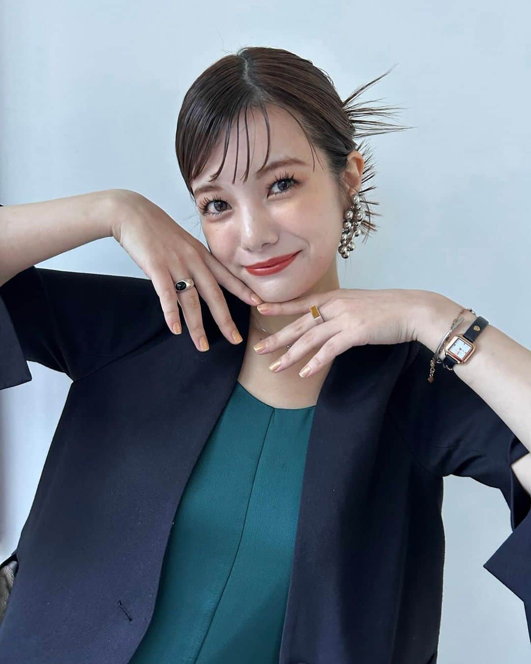 西谷菜々のインスタグラム：「. 先日のオケージョンスタイル♡ 定番化してるスリットジャケットにグリーンのサテンドレスは どちらも @louren__official 🦢🖤  ヘアはカチモリにピタッとシースルーバングで きっちり感と華やかさ🪻 このバランスがとっても可愛かった🫶  天才なほちゃんと敏腕アシなおみ いつもありがとう✨」