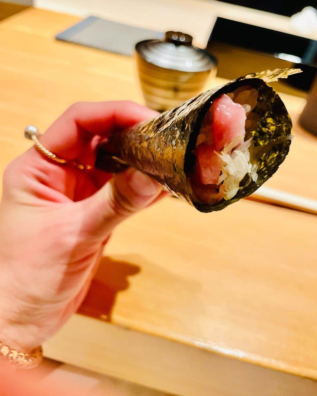 黒田愛美のインスタグラム：「鮨sushi 🍣  is my favorite food ❤️  沖縄でも何軒かお寿司屋さん行ったけど やっぱり東京の方がクオリティ高いよね。 そりゃそかw  東京いる時はなるべく🐟 食べたい😋  今回は友達に薦められて初訪問。 @sushi_fujimasa  マグロの種類が多くて 外人の友達喜びそう❤️  私もマグロ好きだから楽しかった😁 （マグロ🐟 水銀の影響受けたくないから なるべく避ける努力はしてるんですが やっぱり美味しいからね😅しかたない😓）  美味しいものを食べてる時が1番幸せ🥰  #鮨好き #日本のグルメ #恵比寿 #鮨 #鮨ふじまさ  #黒田愛美」