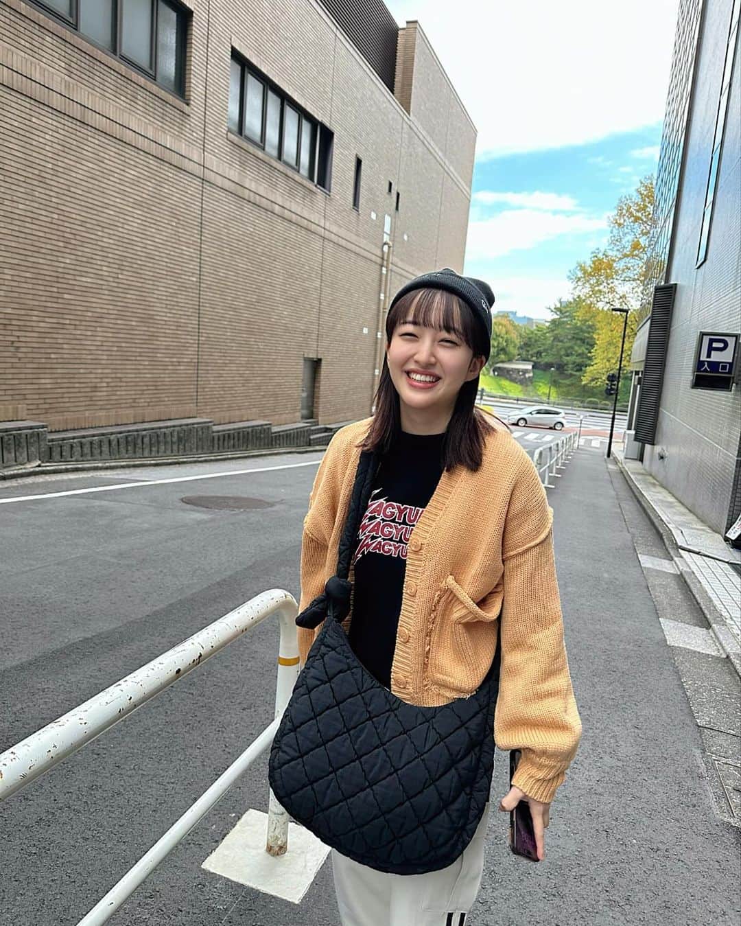田島芽瑠のインスタグラム：「今日はラジオ収録からのクリキャロ稽古！ TOKYO FM 『TOKYO SPEAKEASY』明日25時放送です！ぜひお聴きください❤️  堀江さんからいただいたWAGYUMAFIAのTシャツとニット帽✌️」