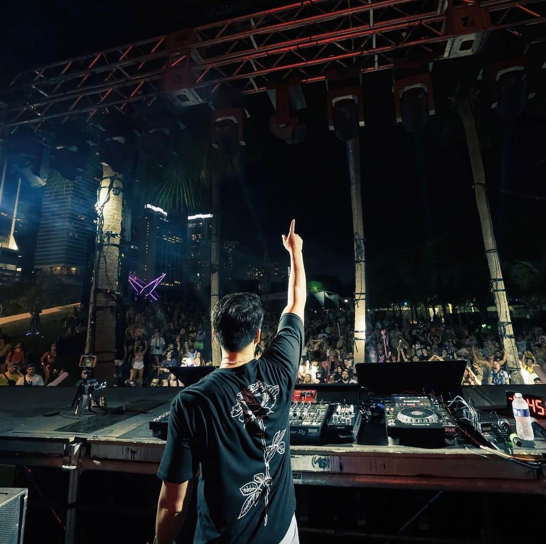 レイドバック・ルークのインスタグラム：「My Creative DJing & Production courses on @digitaldjtips are now on sale for a limited time only! 💥 Hit the link in bio and don’t miss out on this Black Friday special 🔗」
