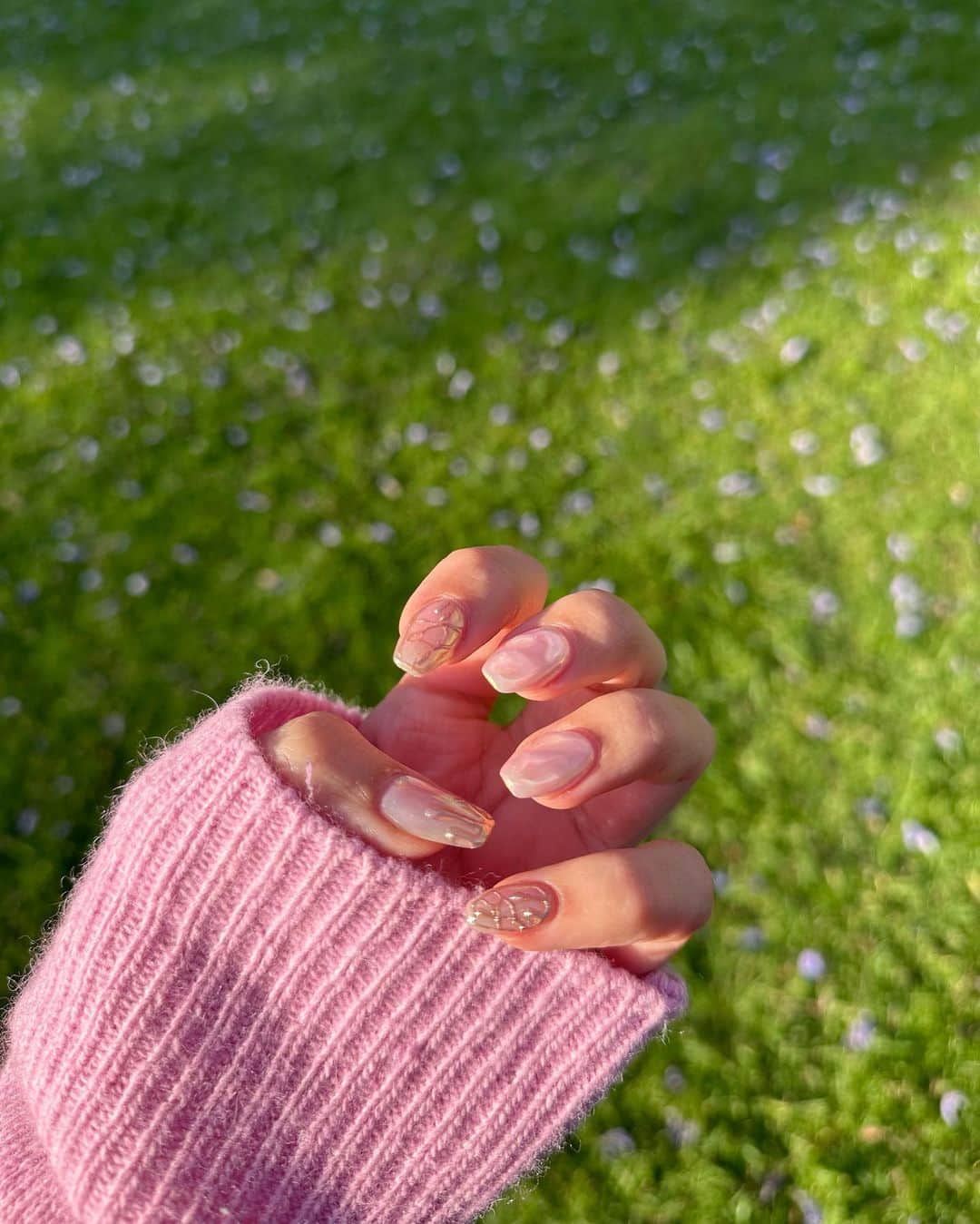 水越愛華のインスタグラム：「My current lovely nails and jacaranda.🩷💜  こないだよりも可愛く撮れた(つもり)から載せよう🫣💖 ジャカランダが沢山咲いてる場所あるのかなー？🪻  #nails」