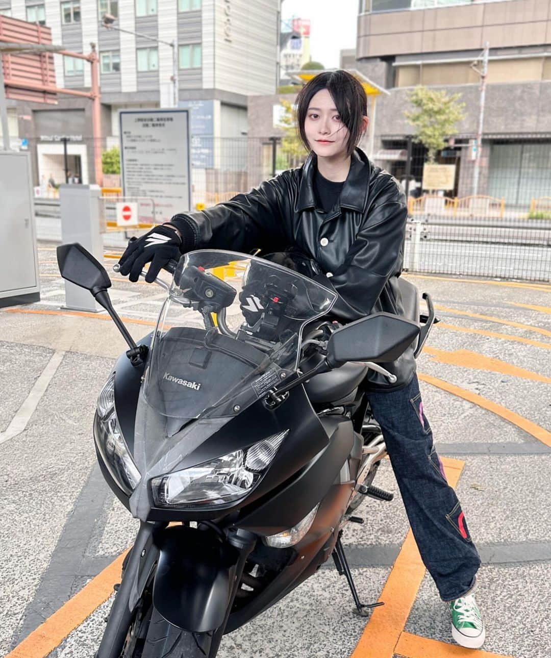 彩雪のインスタグラム：「いつしかのライダーコーデ🏍️ 今日みたいにあっかい日はバイク乗らないと！！みたいな気持ちになります。笑  jacket#0658 pants#evisu  shoes#converse」