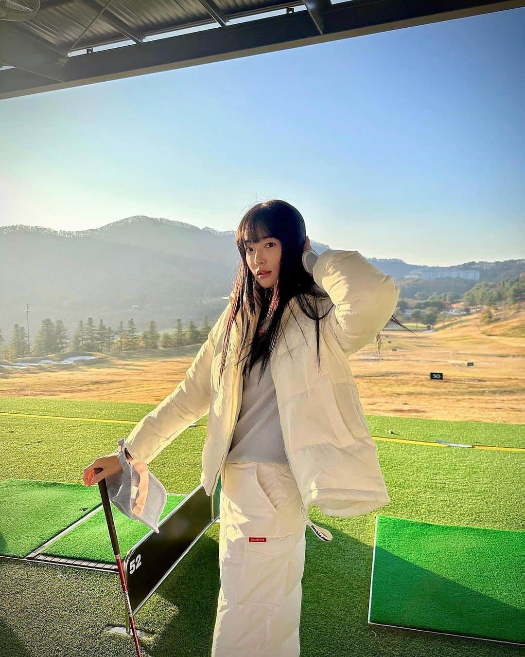 ジュヨン のインスタグラム：「겨울에는 아래, 위 패팅은 입어주고 라운딩 해야지 ⛳️❄️✨🤍」