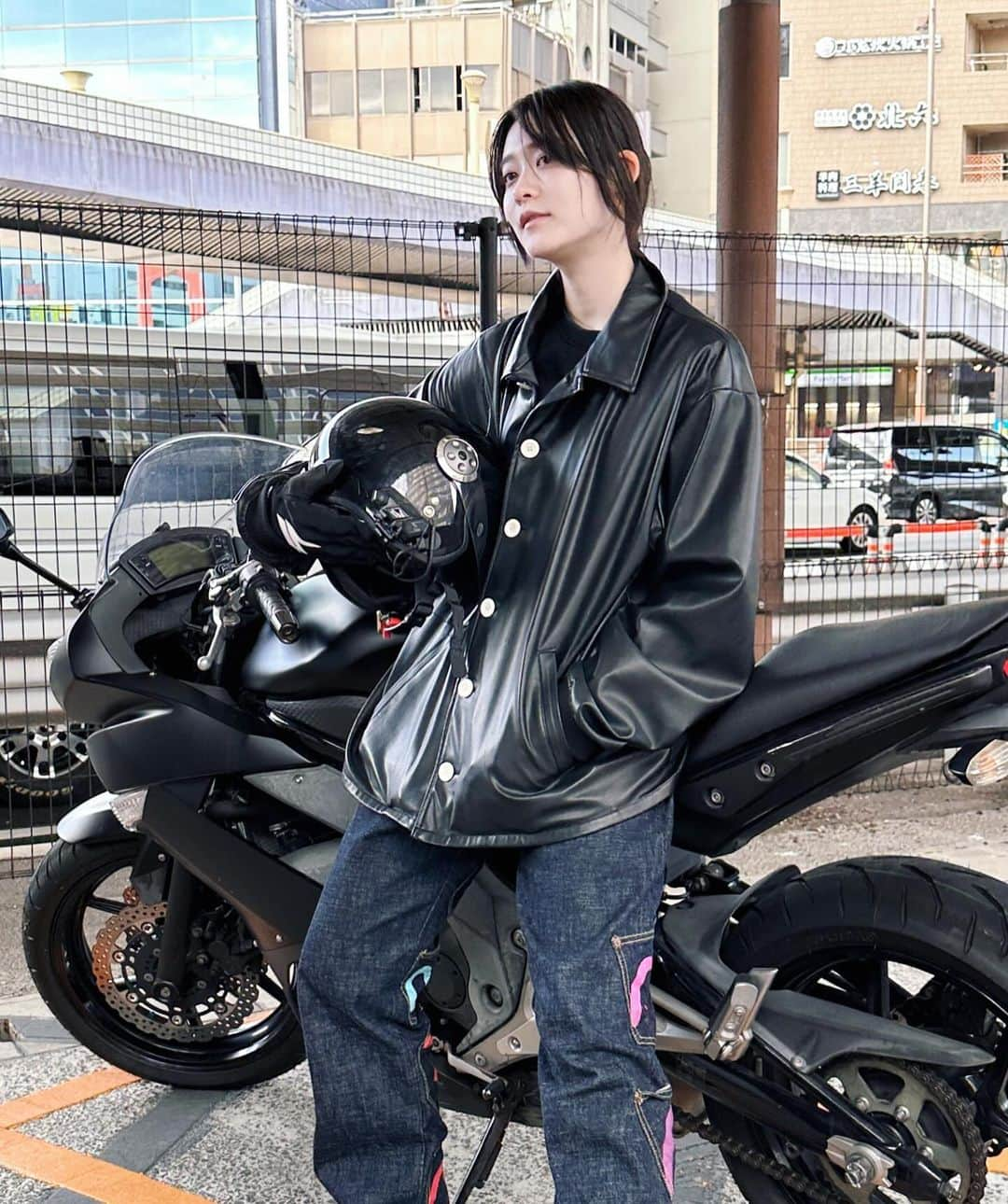 彩雪さんのインスタグラム写真 - (彩雪Instagram)「いつしかのライダーコーデ🏍️ 今日みたいにあっかい日はバイク乗らないと！！みたいな気持ちになります。笑  jacket#0658 pants#evisu  shoes#converse」11月21日 20時34分 - 1116_for