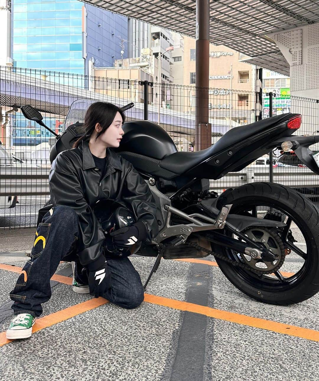 彩雪さんのインスタグラム写真 - (彩雪Instagram)「いつしかのライダーコーデ🏍️ 今日みたいにあっかい日はバイク乗らないと！！みたいな気持ちになります。笑  jacket#0658 pants#evisu  shoes#converse」11月21日 20時34分 - 1116_for